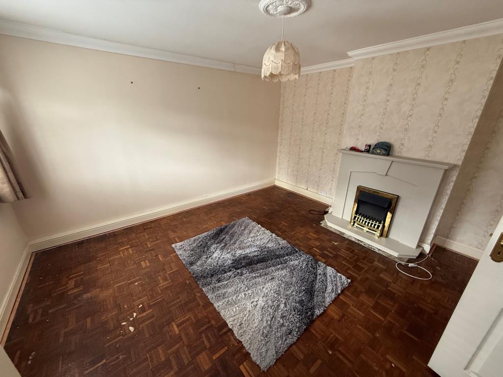 Lot: 12 - SEMI-DETACHED BUNGALOW FOR IMPROVEMENT - Living room
